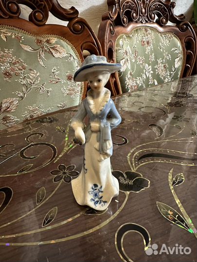 Фарфоровая статуэтка девушка