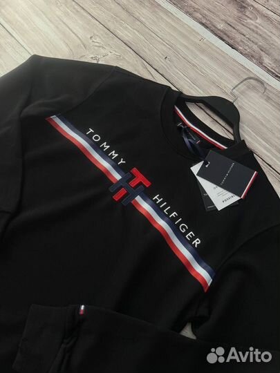 Свитшот Tommy Hilfiger новый