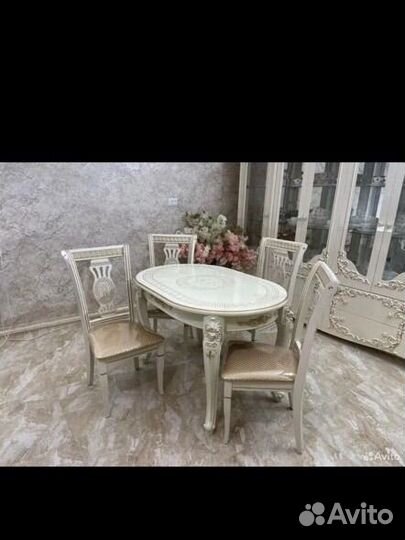Стол и стулья