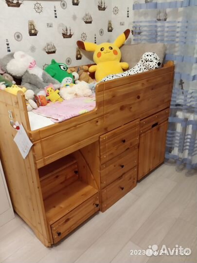 Детская кровать со столом, шкафом и матрасом