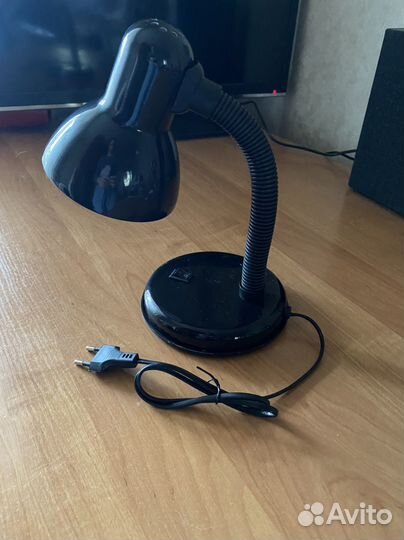 Настольная лампа чёрного цвета с гибкой стойкой