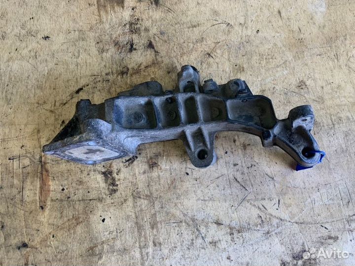 Кронштейн помпы Mercedes Actros 2018