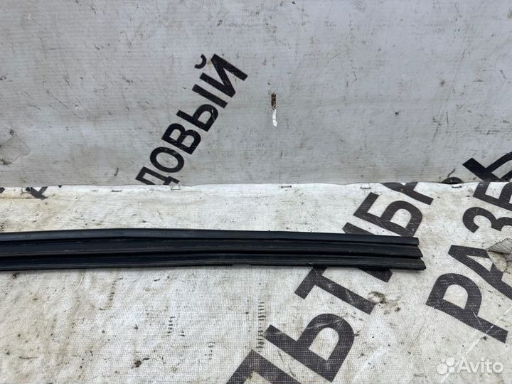 Уплотнитель двери передний левый Toyota Highlander