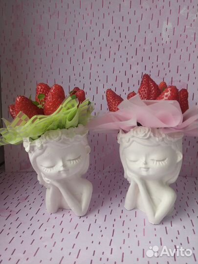 Клубничный подарок в милом кашпо