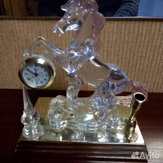 Часы с подставкой