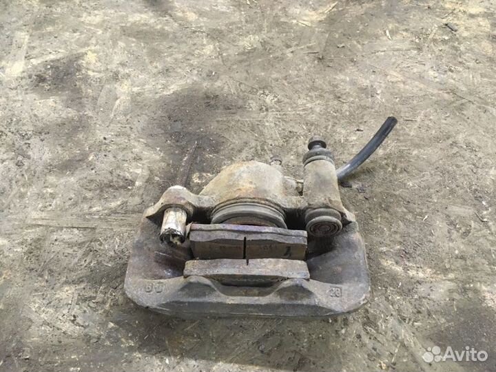 Суппорт передний правый Kia Avella седан 1.5