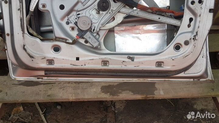 Дверь передняя правая Chrysler 300M