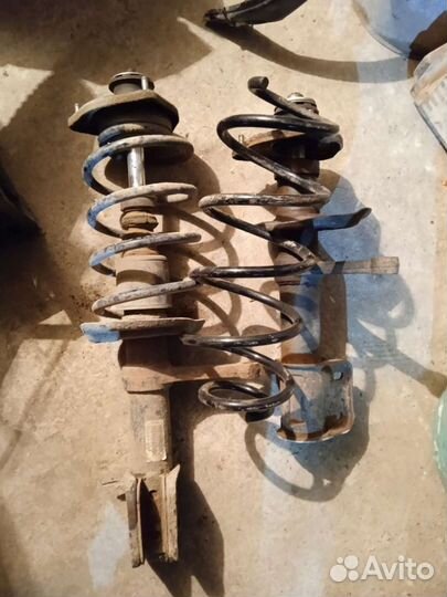 Стойки передние на автомобиль Лада-Калина