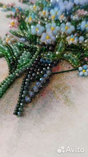 Картина вышитая из камней Незабудки