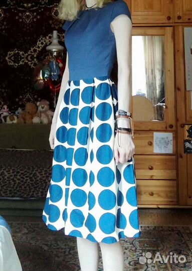 Платье длины миди с короткими рукавами