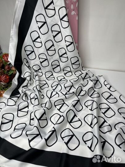 Шелковый платок Valentino белый