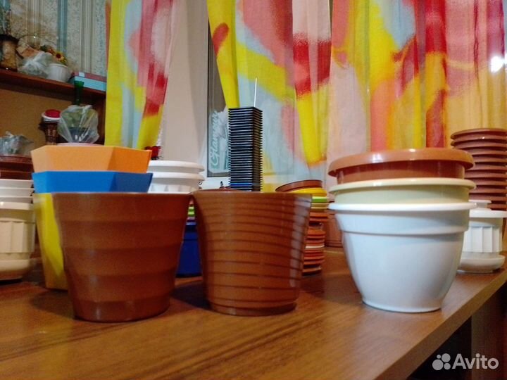 Горшки цветочные много с поддонами