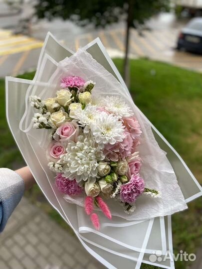 Сборный букет в дизайнерской упаковке