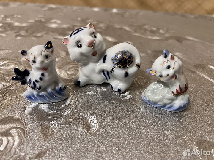 Фарфоровая кошечка с котятами