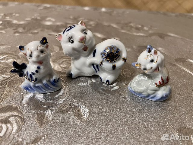 Фарфоровая кошечка с котятами