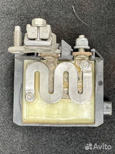 Плюсовая клемма аккумулятора Mercedes w205