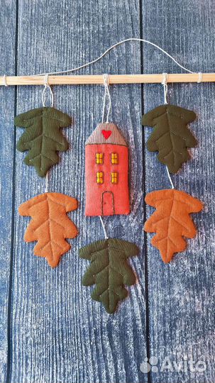 Осенний декор панно с листиками и домиком сканди