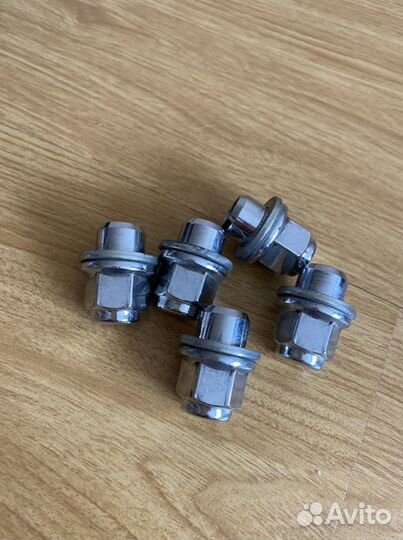 Фиксирующие гайки колес