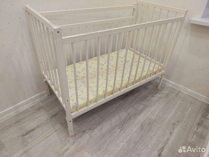 Детская кроватка с маятником