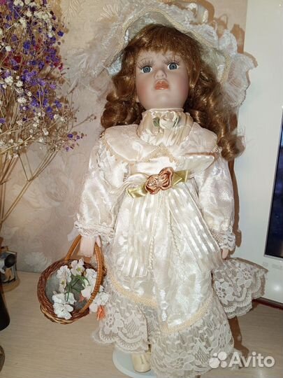 Кукла фарфоровая