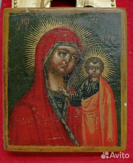 Старинные иконы в киоте