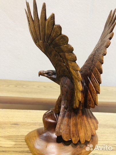 Орел из дерева