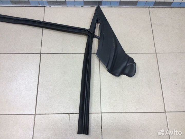 Уплотнитель стекла двери передний левый Bmw