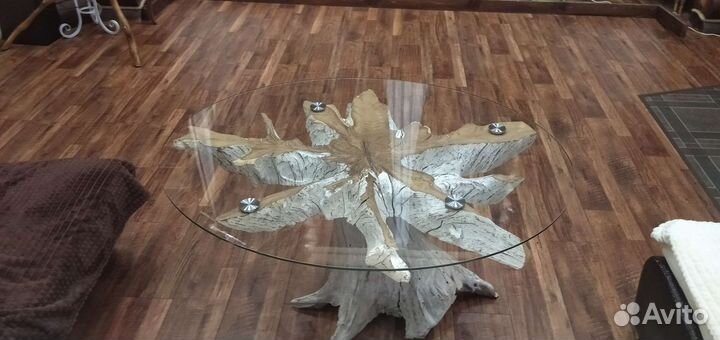 Стеклянный стол на дубовом корне