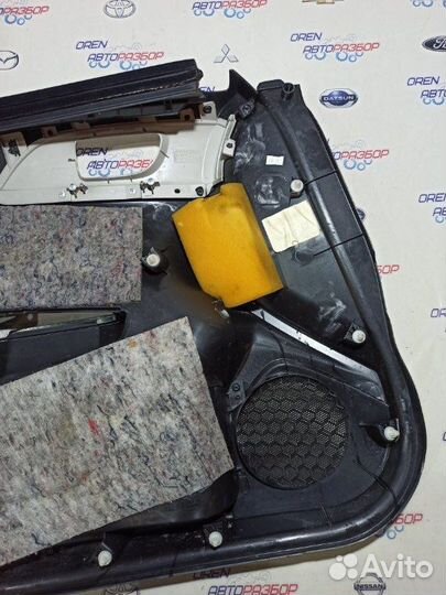 Обшивка боковой двери передняя правая Subaru