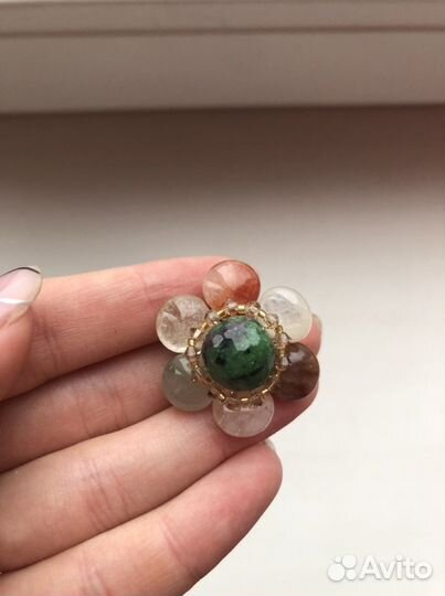 Брошь из натуральных камней