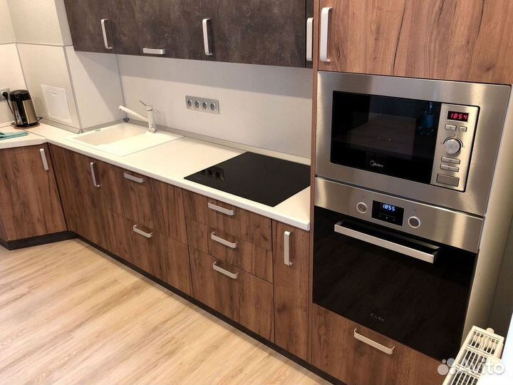 Уютный кухонный гарнитур в современном стиле