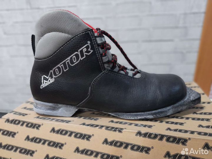 Лыжные ботинки классические