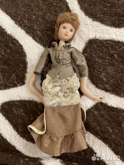 Кукла фарфоровая