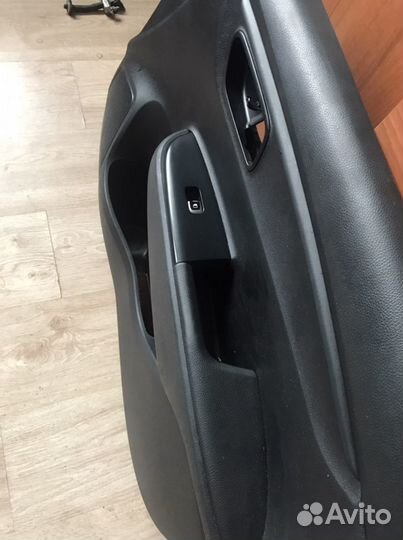 Обшивка правый передний дверь Kia Rio 4