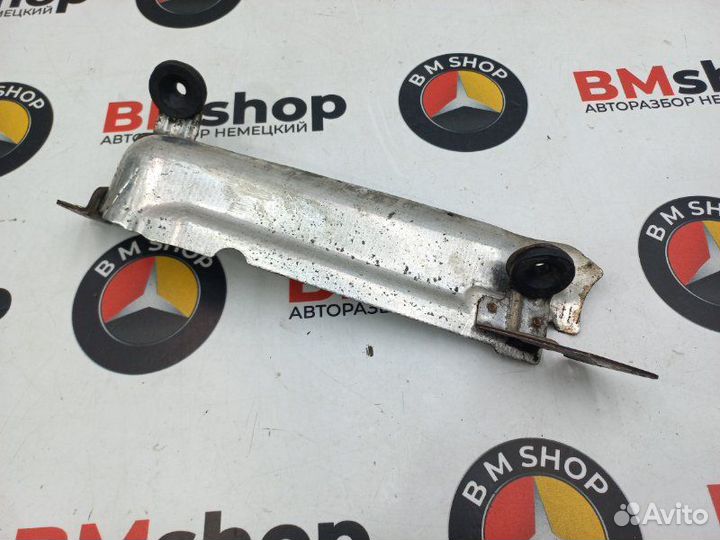 Кронштейн воздушного фильтра правый Mercedes-Benz