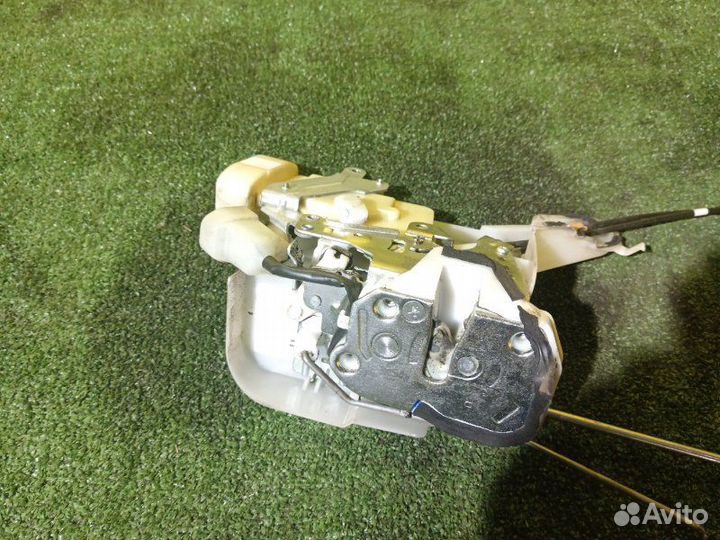 Замок двери передний правый Toyota Harrier MCU10W