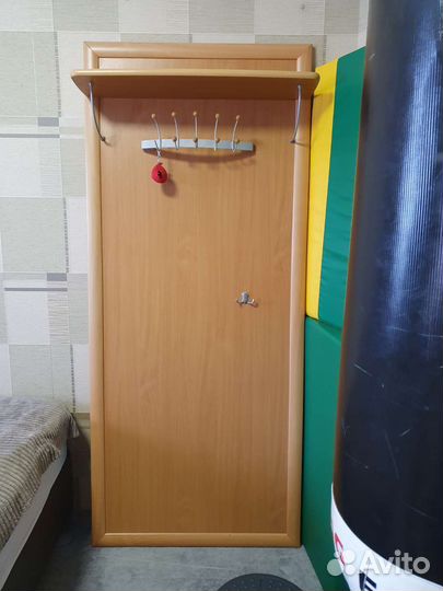 Вешалка для верхней одежды в прихожую