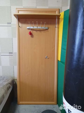 Вешалка для верхней одежды в прихожую