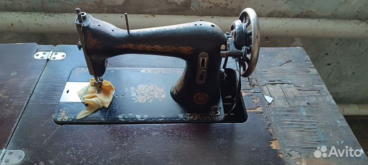Антикварная швейная машинка
