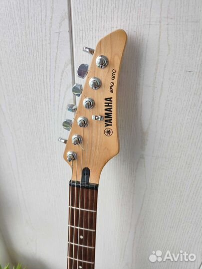Электрогитара Yamaha ERG 121 + комб Yamaha 15 вт+