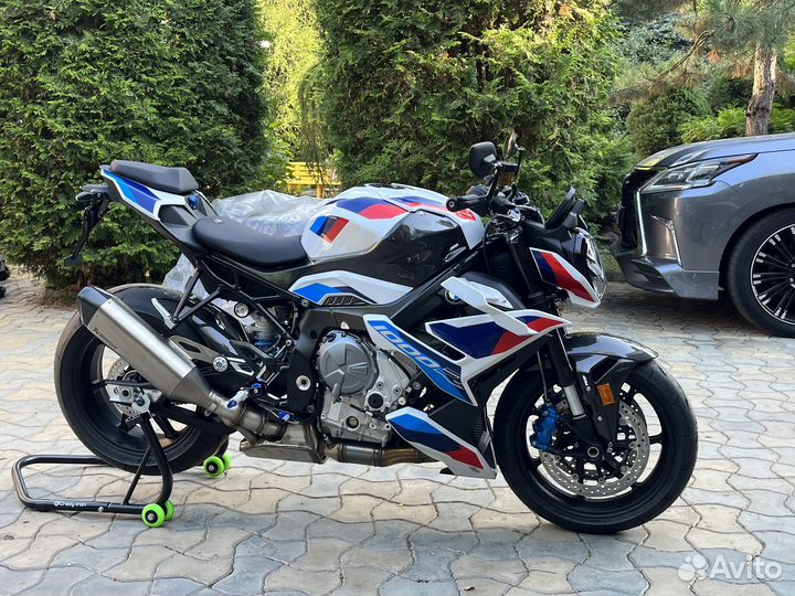 Новый BMW M1000R 2023, карбон пакет