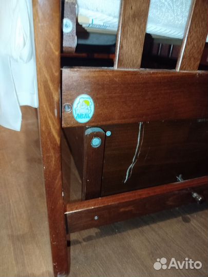 Детская кроватка с маятником и ящиком