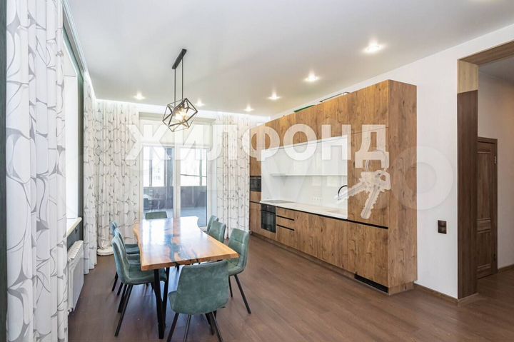 Дом 484 м² на участке 11,8 сот.