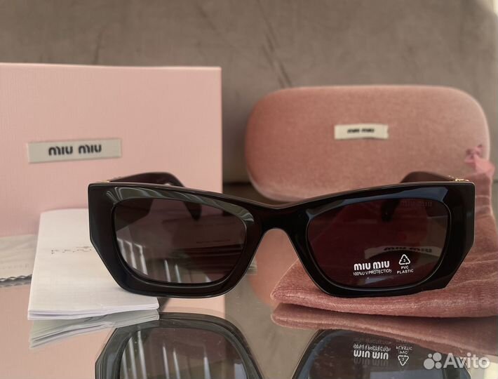 Солнцезащитные очки Miu Miu