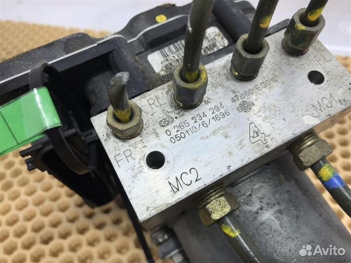 Блок ABS под капотом Nissan Fuga (Y50) 2004 - 2007