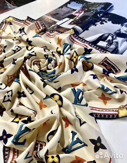 Палантин платлк Louis Vuitton Логотип