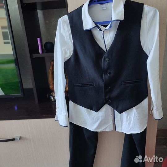 Рубашка, брюки, жилетка