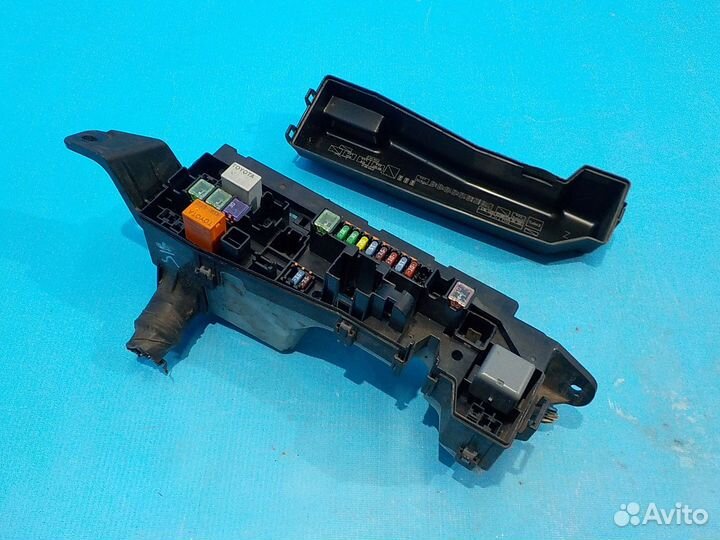 Блок предохранителей под капотом toyota Avensis (T