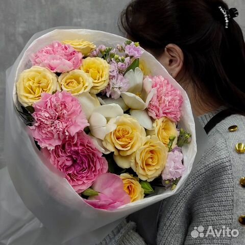 Яркий букет цветов с роз�ами