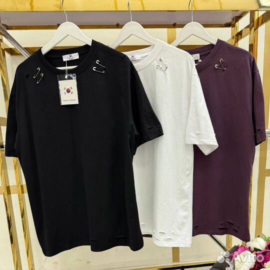 Футболка с булавками